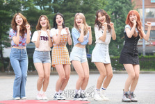 페이버릿, 애교 넘치는 인사 (뮤직뱅크)