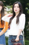 레드벨벳 아이린, 블라우스와 구분 안가는 하얀 피부 (뮤직뱅크 출근길)