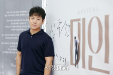 정원영, 신중현 친필 사인 앞에서 (인터뷰 포토)