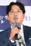 하정우, 독특한 안경 (신과함께-인과 연)