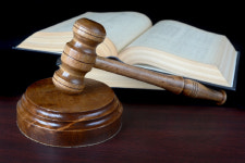 성범죄 고소기간 1년 특례 때이른 폐지···대법 특례 적용가능