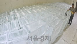 연이은 폭염에 얼음 공장 바쁘다 바빠