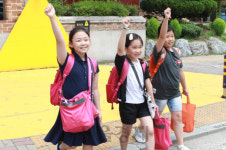 LG이노텍 청주 초등학교 앞에 옐로카펫 설치