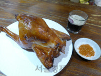 [休] 매콤한 양갈비에 탱글한 만두···바삭한 닭껍질에 맥주 한모금