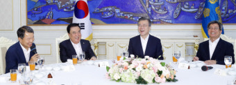 文대통령 “헌법기관들 아직 국민 눈높이엔 부족한 점 많아”