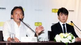 DG 기념 콘서트서 협연하는 정명훈-조성진