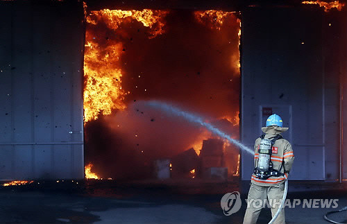 인천 서구 원창동 공장 화재, 17개 업체 27개 동 피해 확산… 인명피해 무 확인, 진화 중