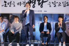 유재명,호탕한 웃음 지으며 인사 (명당 쇼케이스)