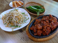 [휴] 숙주·깻잎 싸먹는 닭갈비...치킨처럼 바삭바삭한 파전...입안이 천국