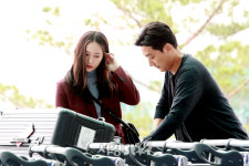 크리스탈, 본인 짐 챙기는 날카로운 눈빛 (공항패션)