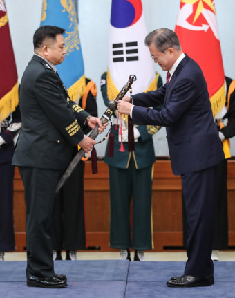 [사진] 합참의장 삼정검에 수치 수여하는 文 대통령