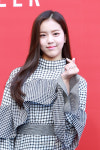 공원소녀 레나, 앳띤 미모로 손하트 (2019S/S헤라서울패션위크)