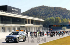 벤츠코리아, 기브앤바이크 개최...자전거 타고 기부도 하고