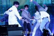 스트레이키즈, ‘아이 엠 유’ 멋진 무대 (쇼케이스)