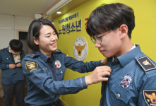 [경찰팀 24/7]안에선 학폭 상담, 밖에선 와이파이존 순찰...24시간 언니가 간다