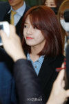아이즈원(IZONE) 안유진, 팬들 사이로 짠 (공항패션)