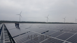 [대통령 찾은 국내 최대 수상 태양광 가보니]5개월 공사, 인허가만 1년반...지쳐서 포기