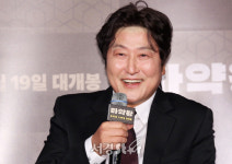 미소 짓는 송강호 (마약왕 제작보고회)