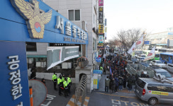 편파수사 중단···구 노량진 수산시장 상인들 경찰서 앞 시위