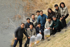 부산시설공단, 시민공원 부전천에 비단잉어 600마리 방류