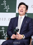 호탕하게 웃는 설경구 (우상 제작보고회)