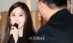 질문에 답하는 효민