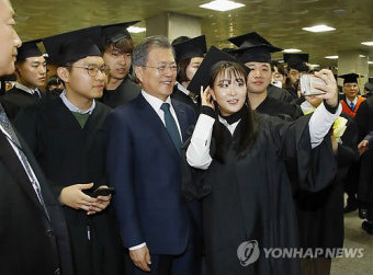 ‘유한대 졸업식’ 대통령이 떴다! 전문대 참석은 18년만, 주로 “서울대, 경찰대 등 참석”