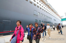 제주 강정 민군복합항에 첫 크루즈선 입항···관광객 환영식 개최