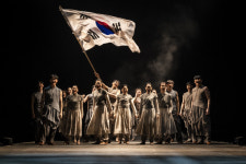 [리뷰/뮤지컬 여명의 눈동자] 휑한 소품에 화려한 볼거리없지만···무대 가득 채운 배우들의 연기열정