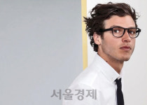 [심희정의 All that Style] 그 남자의 화장법···안경을 쓰다