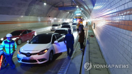 서울양양고속도로 서석터널서 5중 추돌···6명 부상