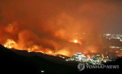 고성·속초 산불 불 바람이 분다는데, 야간이라 피해 집계 불가 주민 대피에 총력