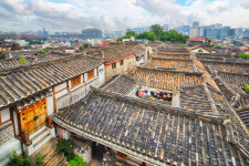 [休]오밀조밀 모인 한옥···돌담 너머 창덕궁 자태···고즈넉함에 취해볼까