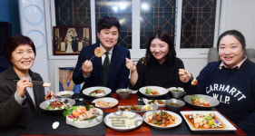 [행복한 식탁이 옵니다]국·수육·5가지 반찬...60대 부모님도 집밥 같은 간편식 좋아요