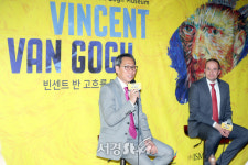 기획의도 설명하는 아드리안 돈스젤만-김용관 사장