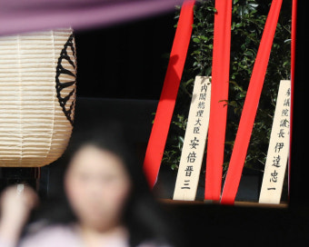 아베, 올해도 야스쿠니신사에 공물 보내···6년째 계속