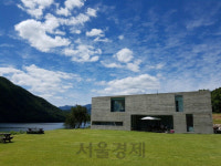 [休] 시리도록 맑은 호숫가 옆 펜션···감성 인테리어 담긴 100년 넘은 한옥