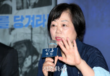 질의응답 갖는 주옥 씨 (김군 언론시사회)