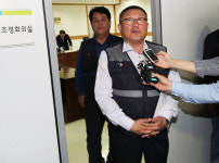 전국 버스 노사 막판 진통 속 마라톤 협상··· 경기는 파업 유보, 부산은 파업 초읽기