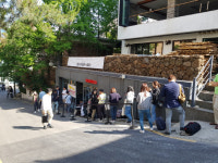 인앤아웃 문 열기도 전에 완판...새벽 5시50분부터 줄서