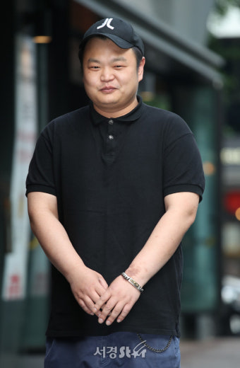수줍게 포즈 취하는 고규필