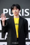 세진, 훈훈한 손인사