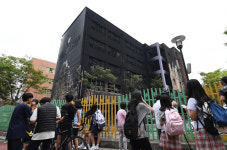 검게 변해버린 초등학교