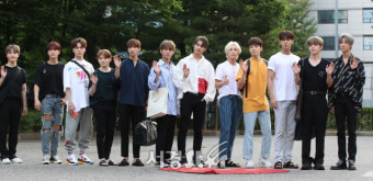 세븐틴, 여유로운 포즈 (뮤직뱅크 출근길)