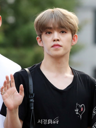 세븐틴 에스쿱스, 다정한 손인사 (뮤직뱅크 출근길)