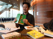 [스타의 서재 <23>배우 남경주]"