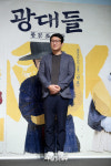 포즈 취하는 김주호 감독 (광대들 제작보고회)