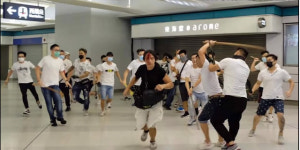 홍콩 시위대에 백색테러···경찰은 방관