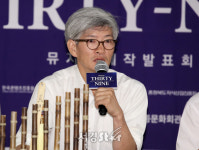 인사말하는 박한열 연출 (써티나인 제작발표회)