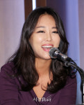 인사말하는 트로트 가수 박혜신